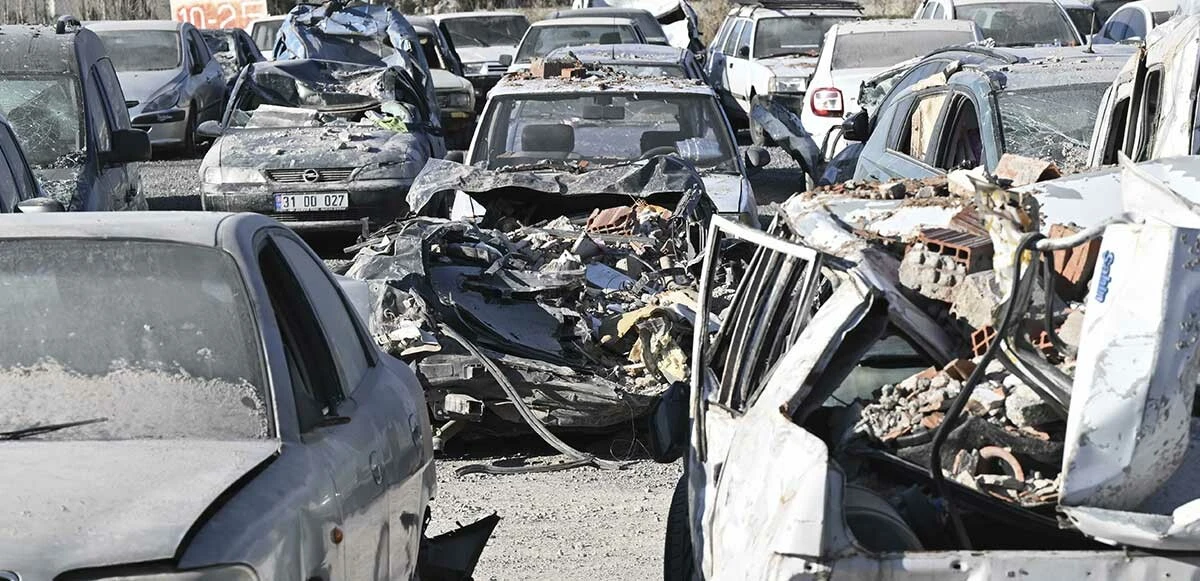 Araçlar pert oldu! Depremde enkaz altında kalan otomobiller otoparka çekildi