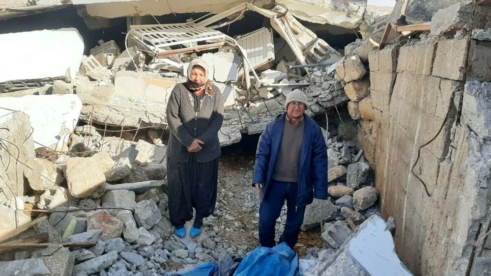 Çocuğu gibi gördüğü hayvanları için her gün ölümü göze alıyor! Enkazda sıkışan ineğini böyle besliyor