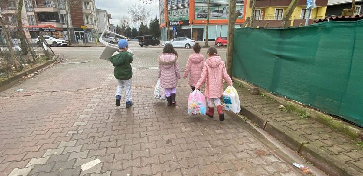 Kendileri küçük yürekleri büyük: Para kazanıp depremzedelere gönderiyorlar