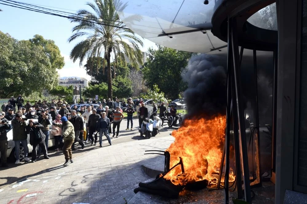 Lübnan'da devam eden para çekme kısıtlaması halkı isyan ettirdi: Bankaları ateşe verdiler