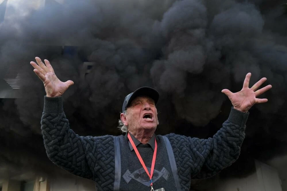 Lübnan'da devam eden para çekme kısıtlaması halkı isyan ettirdi: Bankaları ateşe verdiler