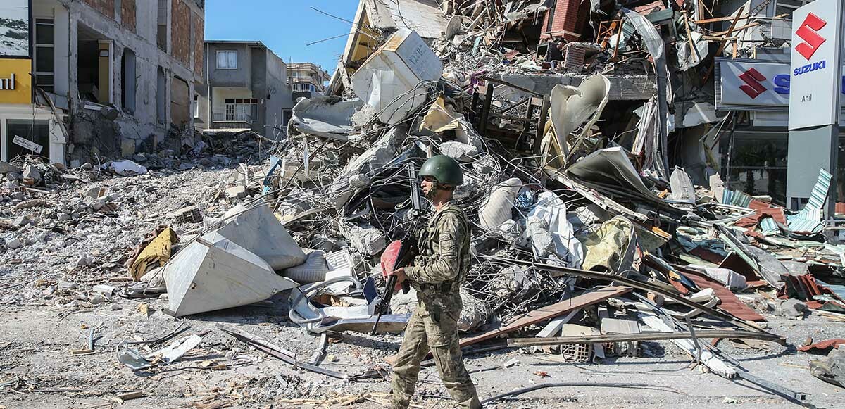 Deprem bölgesinde güvenlik tedbirleri üst seviyede! Mehmetçik yıkılan binaların enkazında nöbet tutuyor