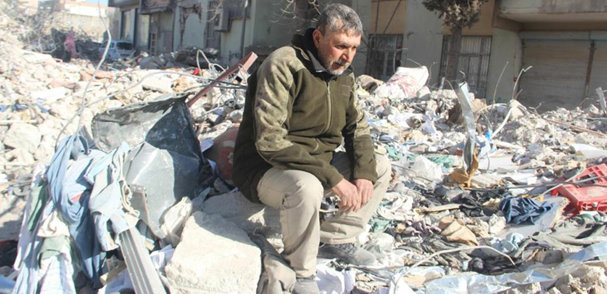 Günlerdir enkaz başında... Depremde 2 oğlu ölen adam, aynı evde depreme yakalandığı eşi ve diğer oğlunu bulamıyor