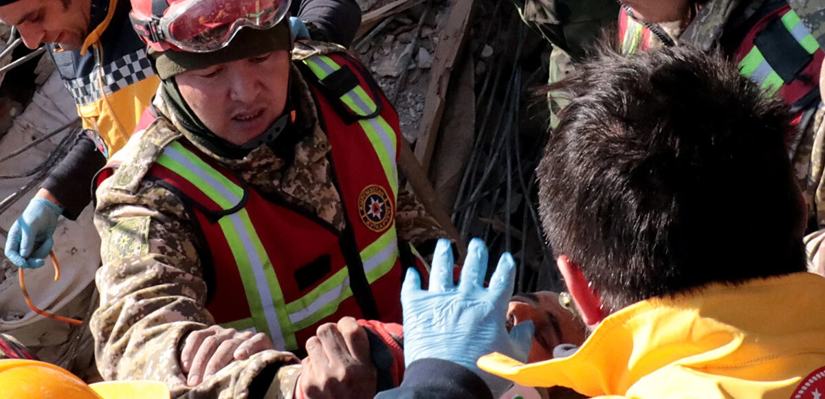 296. saatte inanılmaz kurtuluşlar: Enkazdan üç kişi sağ çıkarıldı biri hayatını kaybetti