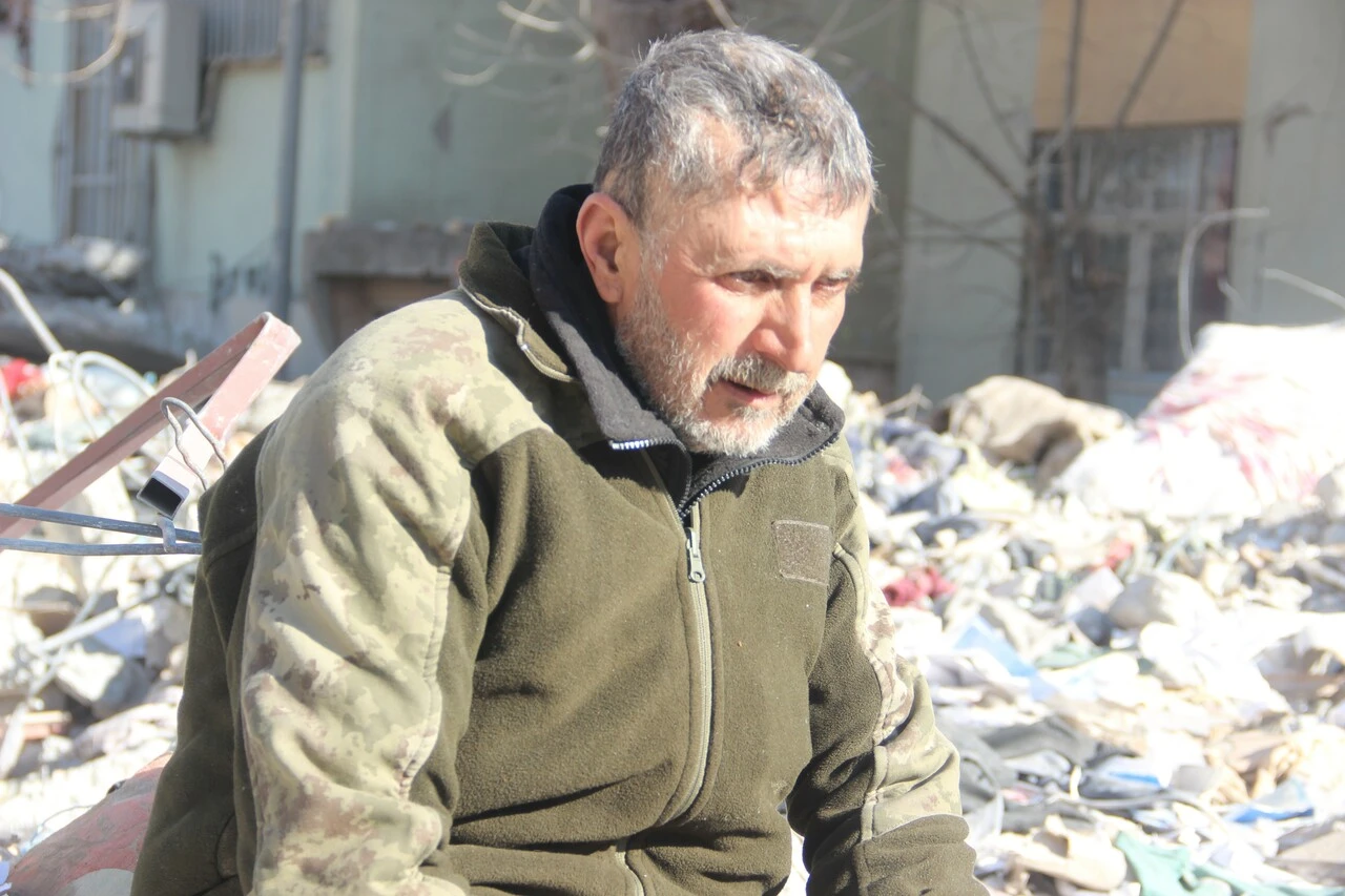 Günlerdir enkaz başında... Depremde 2 oğlu ölen adam, aynı evde depreme yakalandığı eşi ve diğer oğlunu bulamıyor