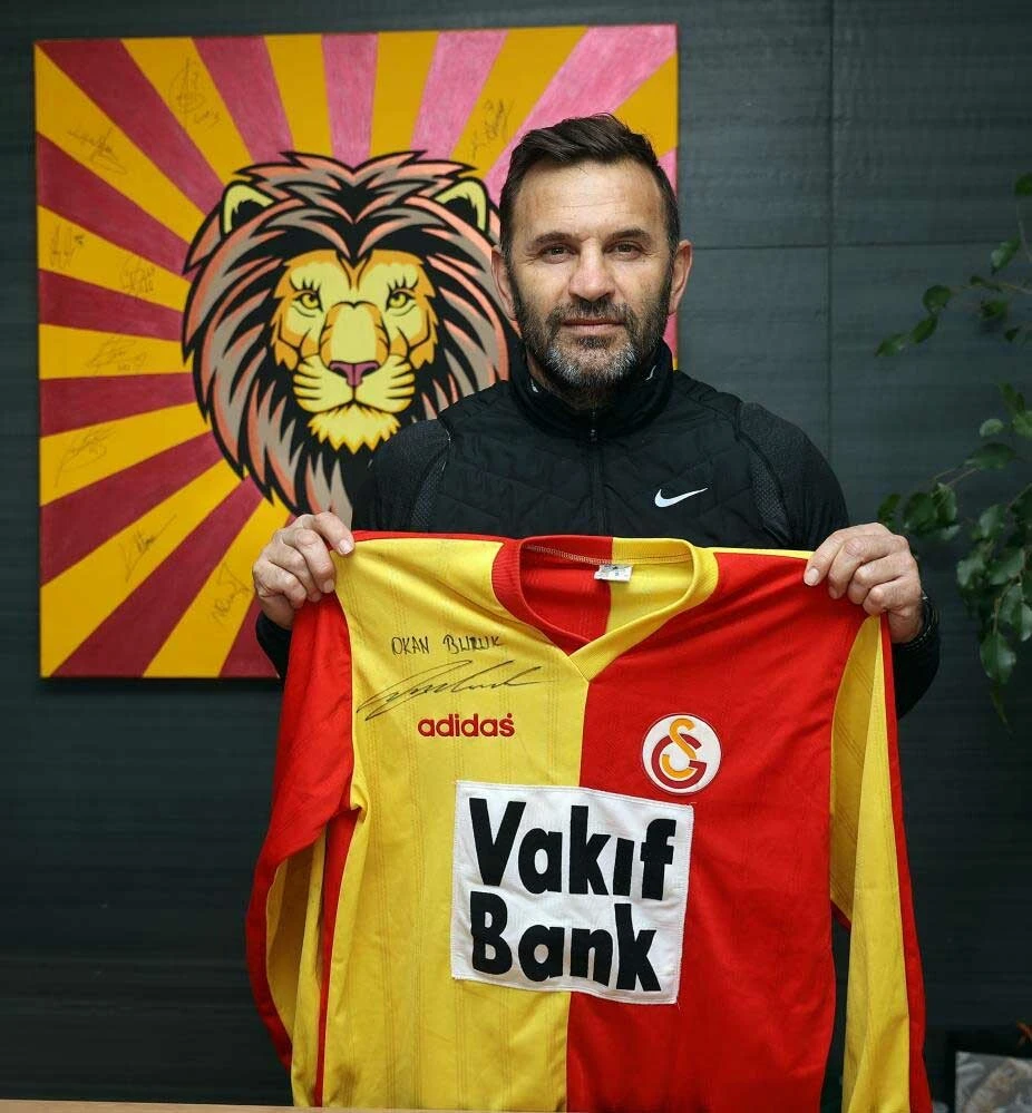 depremzedeler Okan Buruk, Galatasaray ve Inter formalarını <a href=