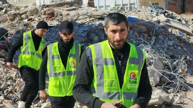 Eski aracıyla Türkiye'ye yardıma koşan Azerbaycanlı Server'e yeni araç hediye edildi