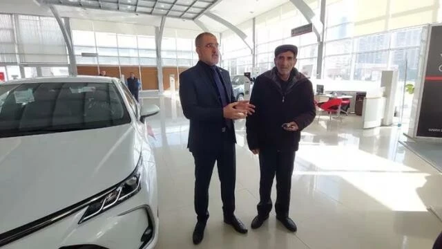 Eski aracıyla Türkiye'ye yardıma koşan Azerbaycanlı Server'e yeni araç hediye edildi