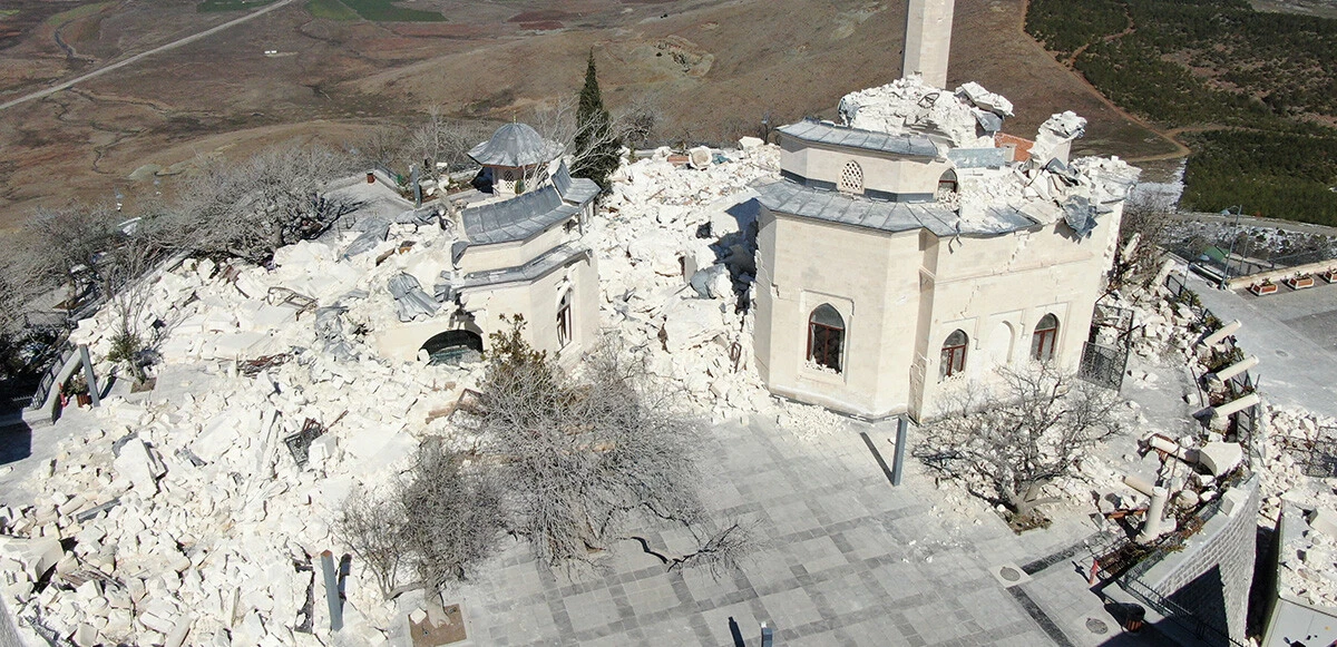 Hazreti Muhammed döneminde yaşayan Hazreti Ukkaşe’nin türbesinde üzen görüntüler: Sanduka ve hazne depreme direndi