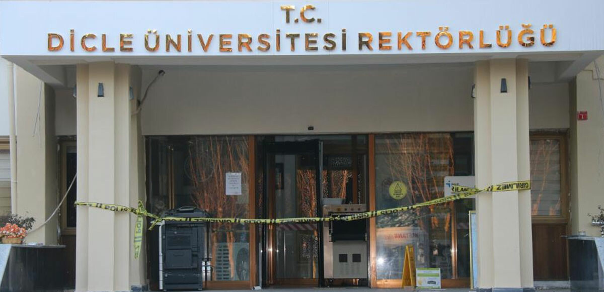 Depremde hasar alan Dicle Üniversitesi rektörlük binası boşaltıldı