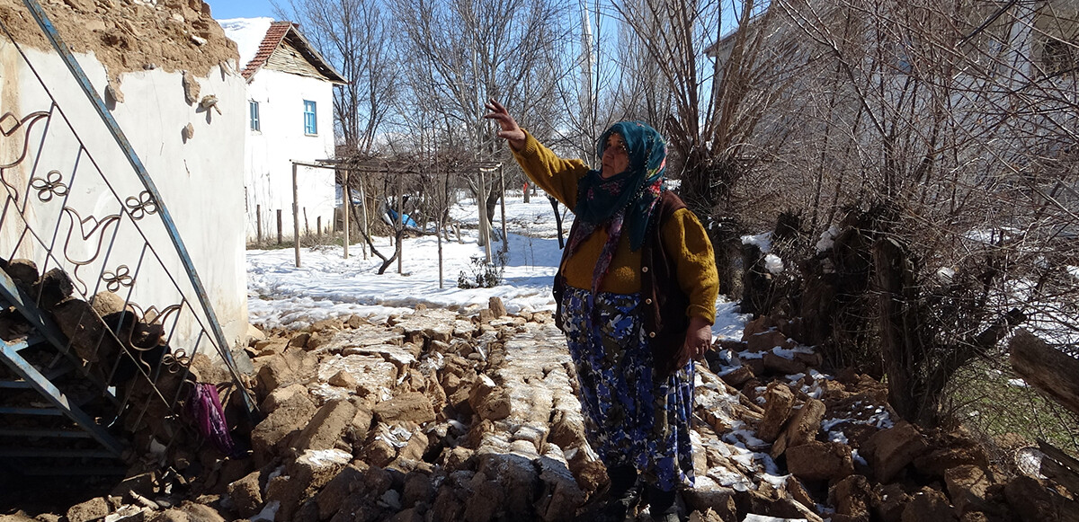 Depremde evi yıkılan yaşlı kadın o anları gözyaşlarıyla anlattı: Komşularımız kurtardı