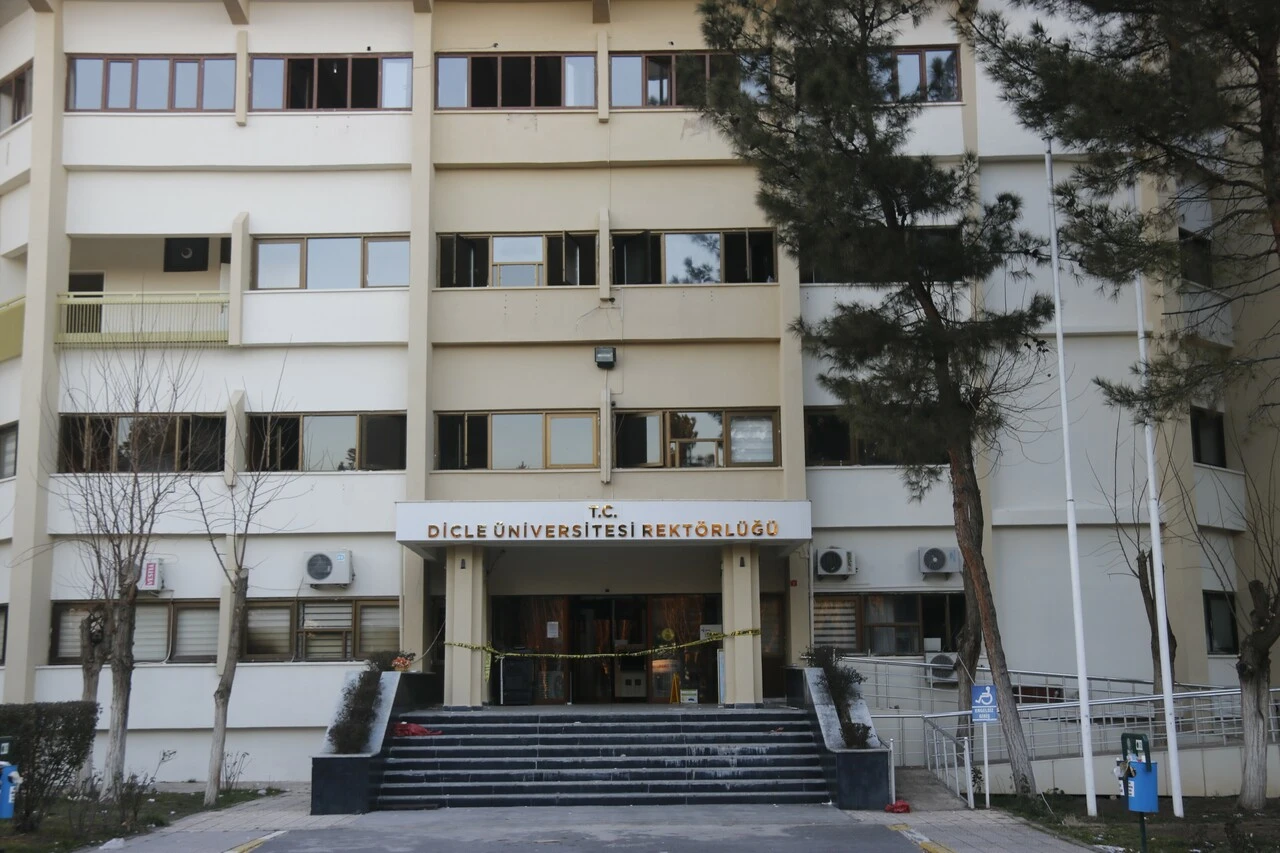 Depremde hasar alan Dicle Üniversitesi rektörlük binası boşaltıldı