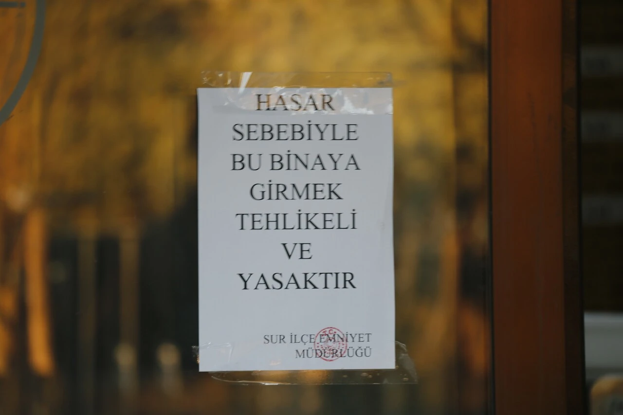 Depremde hasar alan Dicle Üniversitesi rektörlük binası boşaltıldı