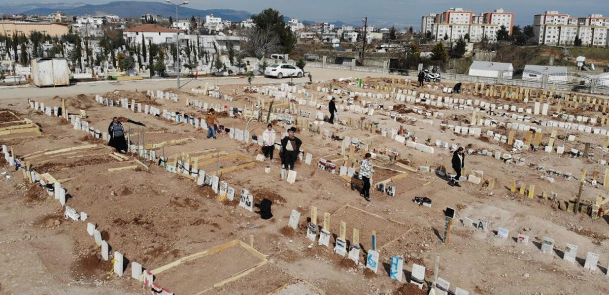 Dinmeyen acı! Depremin 14&#039;üncü gününde mezarlıkta gözyaşları sel oldu