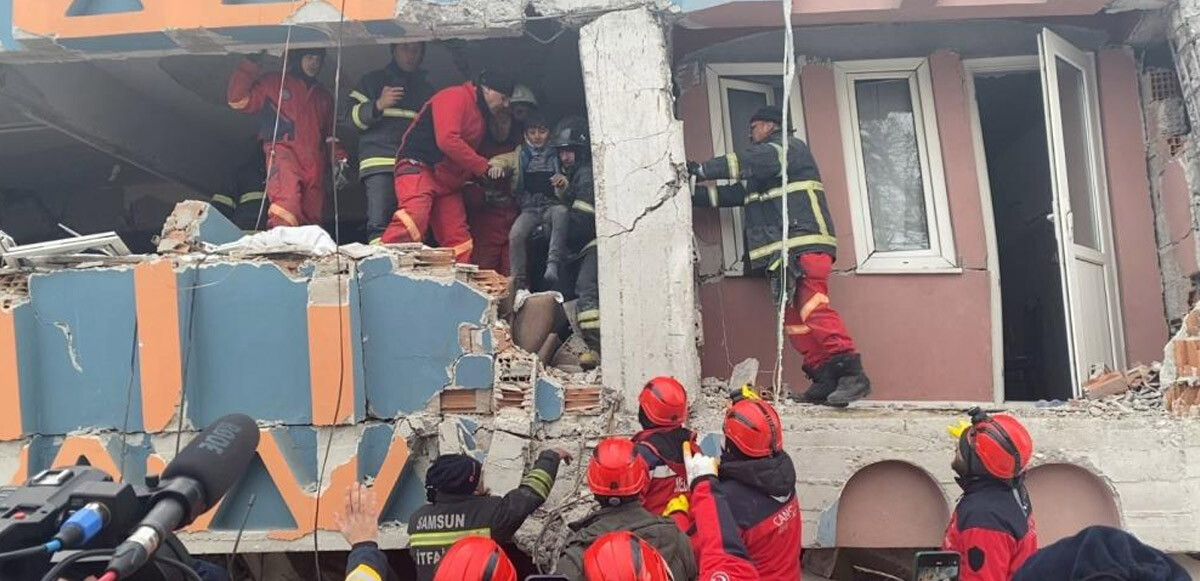 10 yaşındaki Mustafa’yı enkazdan çıkarttılar: Çok zor kurtardık