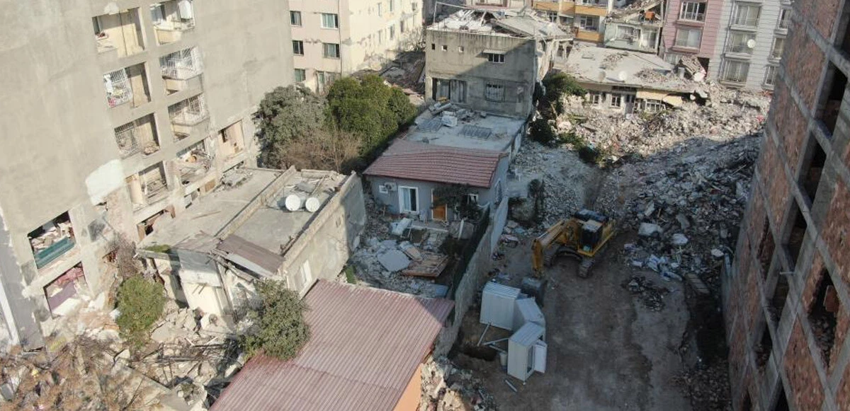 Koca mahallede sadece iki bina hasar almadı