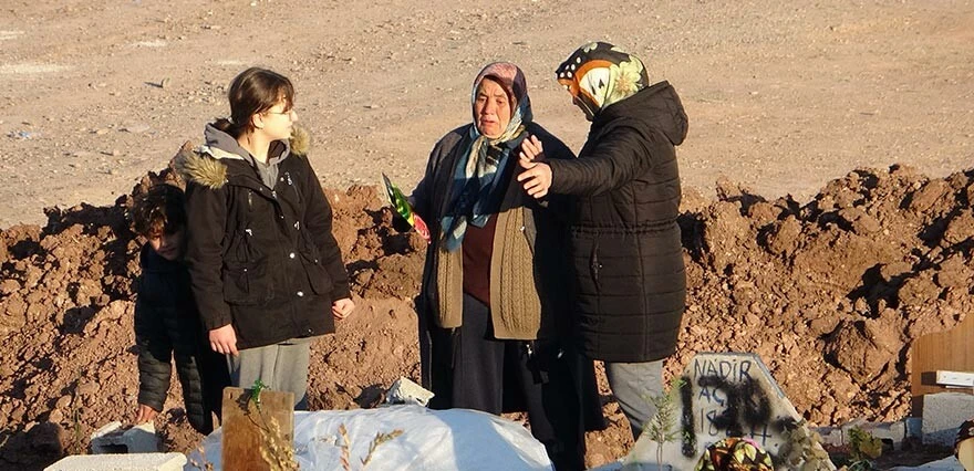 Depremin en acı görüntüsü… Mezarlıklarda yürek yakan feryatlar, geride ise yarım hikayeler kaldı