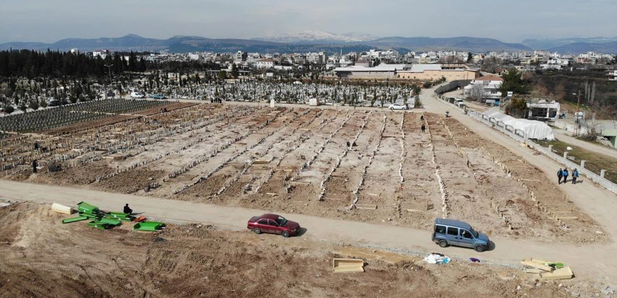 Dinmeyen acı! Depremin 14'üncü gününde mezarlıkta gözyaşları sel oldu