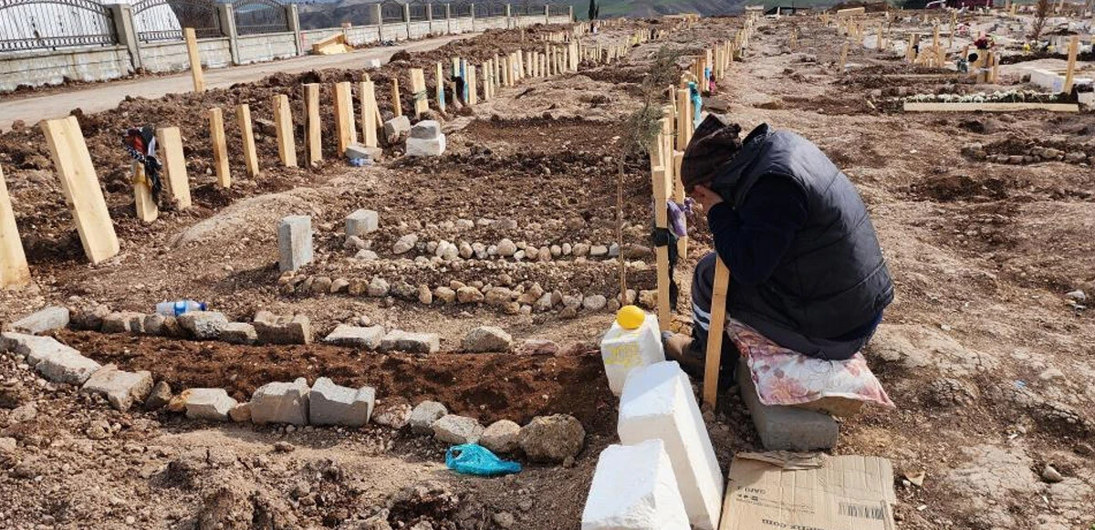 Dinmeyen acı! Depremin 14'üncü gününde mezarlıkta gözyaşları sel oldu