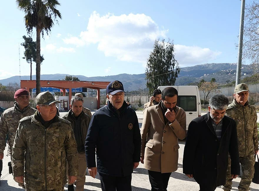Son dakika! Bakan Akar'dan 'sınırlardan sığınmacı akını' iddialarına yalanlama: Giriş yok, aksine kesin dönüş var