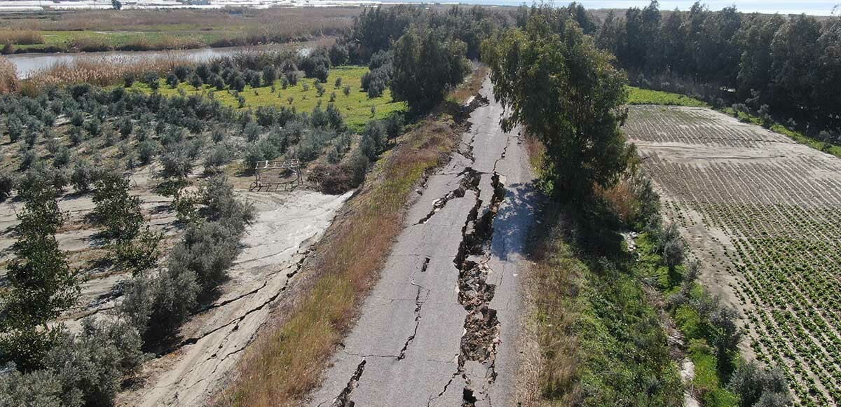 Hatay’da yol önce yarıldı, sonra çöktü! Depremin korkutucu boyutu gözler önüne serildi