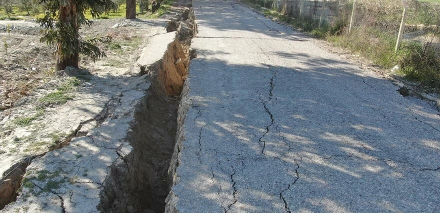 Hatay’da yol önce yarıldı, sonra çöktü! Depremin korkutucu boyutu gözler önüne serildi