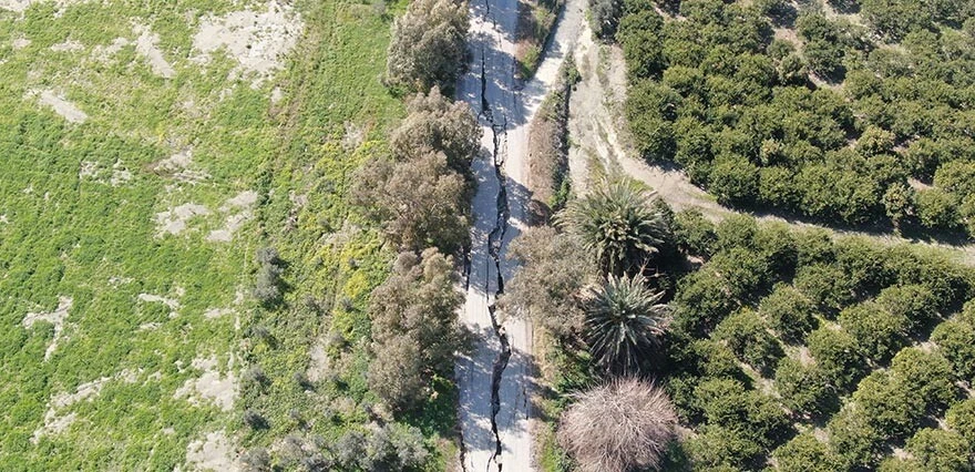 Hatay’da yol önce yarıldı, sonra çöktü! Depremin korkutucu boyutu gözler önüne serildi