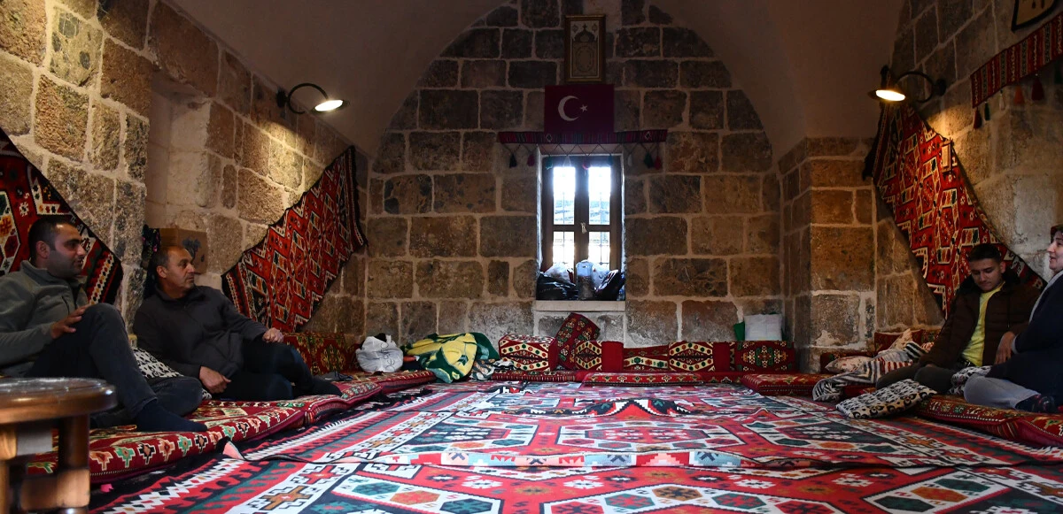 449 yıllık bina ayakta kaldı, 1300 depremzedeye yuva oldu