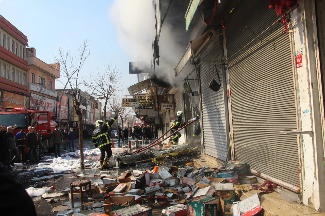 Batman'da yangın paniği: 5 işyeri kullanılamaz hale geldi