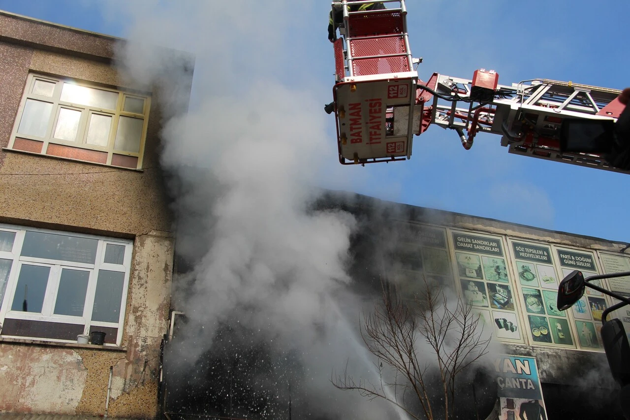 Batman'da yangın paniği: 5 işyeri kullanılamaz hale geldi
