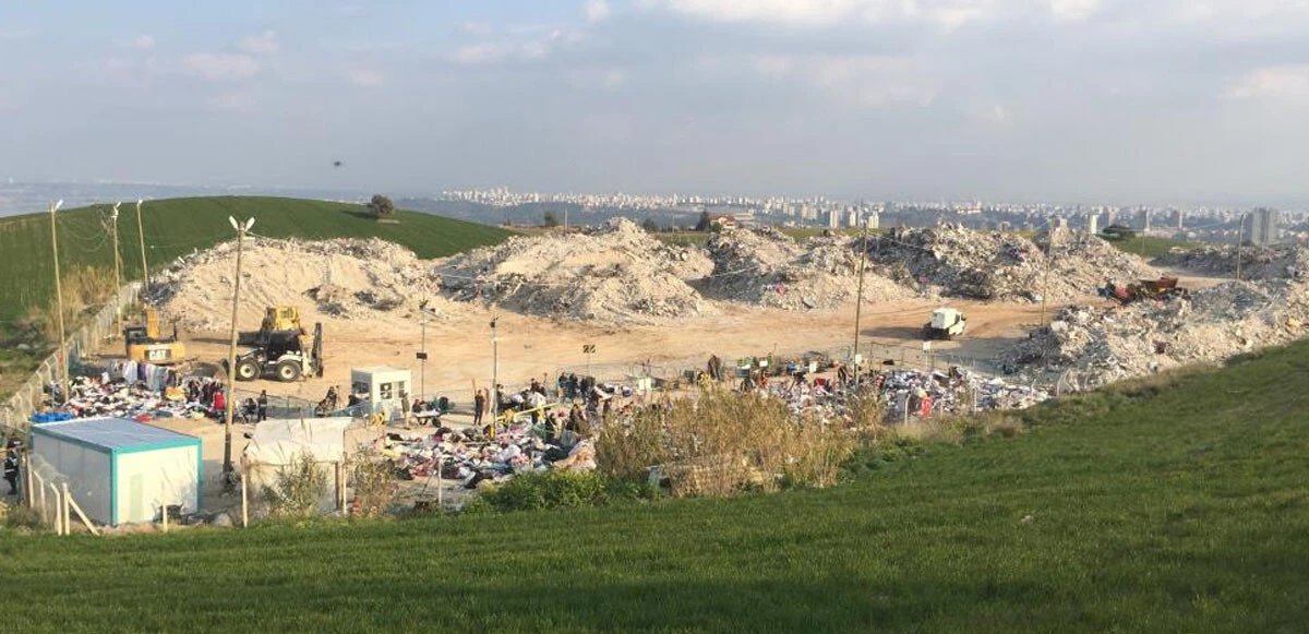 Depremde kızını kaybetti, ufak da olsa bir hatıra bulabilmek için enkazı aradı