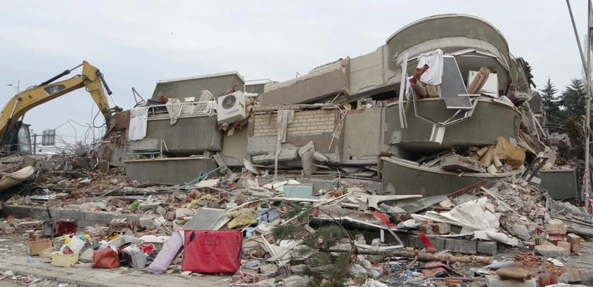 Malatya'da 17 kişiye mezar olan Hayat Sitesi’nin kapıcısı o anları anlattı: Her yeri toz bulutu kapladı