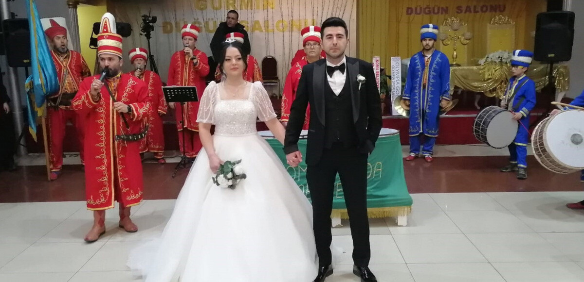 Evlenen yeni çift düğün paralarını depremzedelere bağışladı