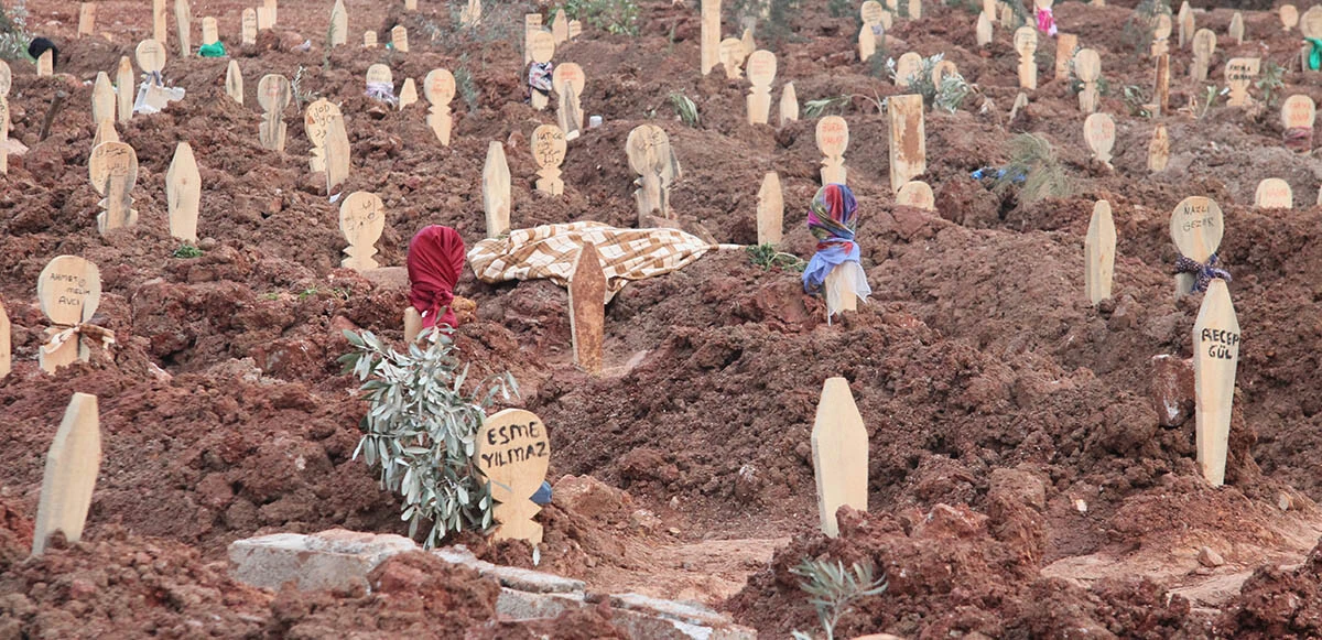 Yarım kalan hikayeler: Depremde hayatını kaybedenlerin mezarları yürekleri burktu