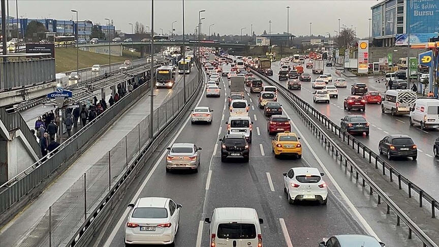 İstanbul&#039;da trafik yoğunluğu yaşanıyor