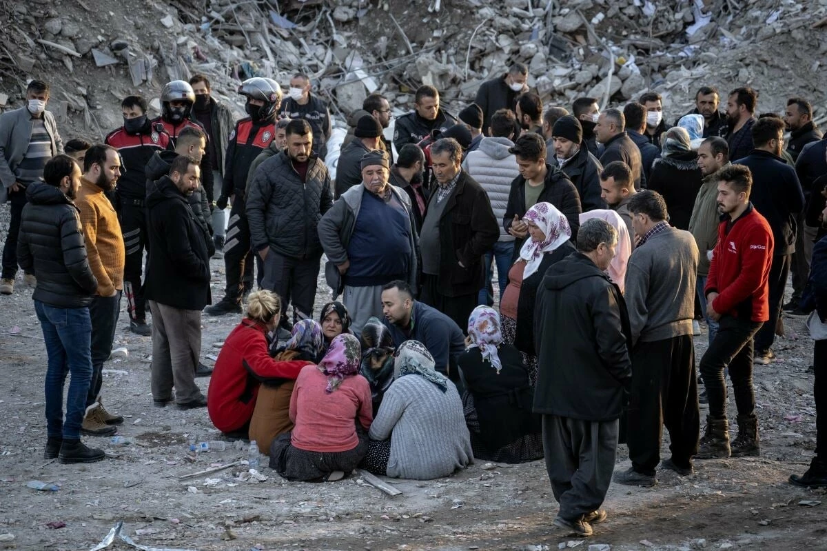Yürütülen enkaz çalışmalarını izleyen vatandaş alanda ölü bulundu: Kepçe operatörü gözaltında
