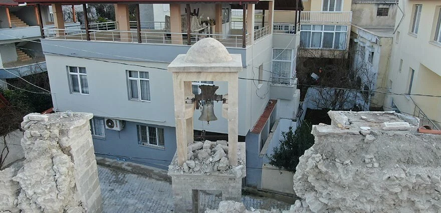 Hatay'da 700 yıllık kilise depremle yıkıldı! Sadece çan kulesi ayakta kaldı