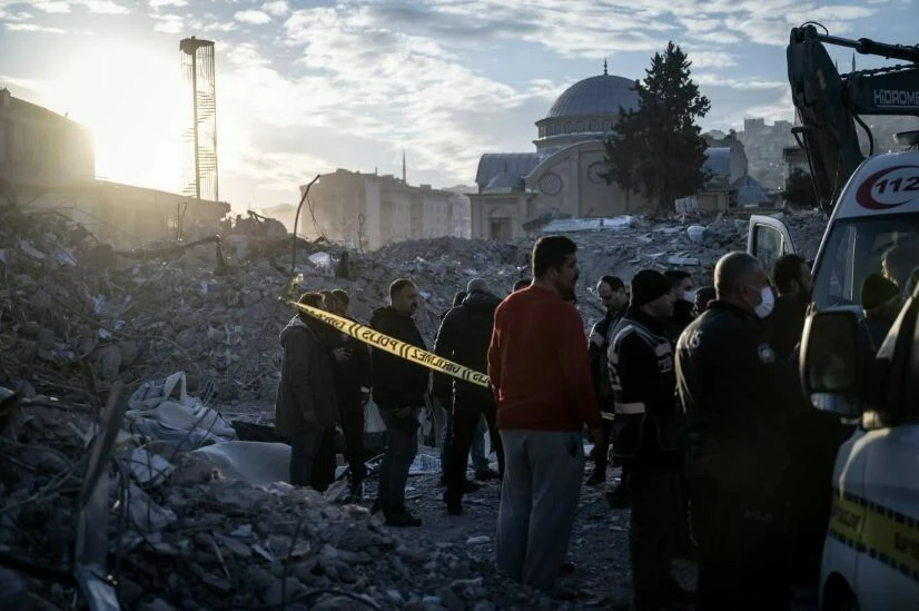 Yürütülen enkaz çalışmalarını izleyen vatandaş alanda ölü bulundu: Kepçe operatörü gözaltında