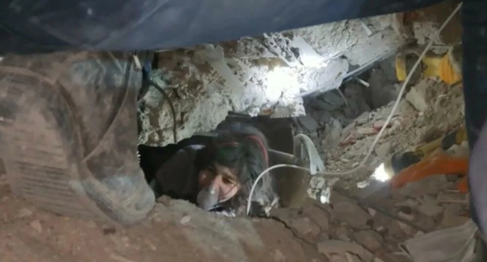 12 yaşındaki Aysima depremden 40 saat sonra kurtarıldı geriye sadece anneannesi kaldı! O da gelen telefonla yıkıldı