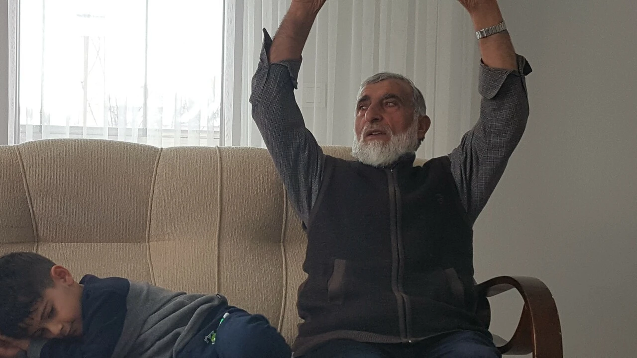 Depremi duyar duymaz yola koyulan yaşlı adam, oğlu ve torunlarını 23’ncü saatte kurtardı