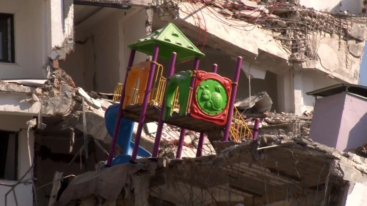 Müteahhit deprem sabahı kaçtı... "Havuz yapılacağı gerekçesiyle kolonlar kesildi" iddiası