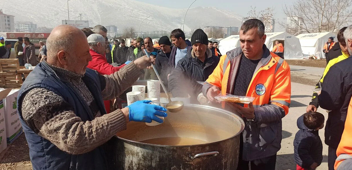 Ailesini depremde kaybetti, acısını içine atıp yardıma koştu