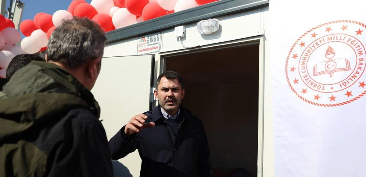 Gaziantep'e ziyaret: Depremzede teyze Bakan Kurum'u alnından öptü