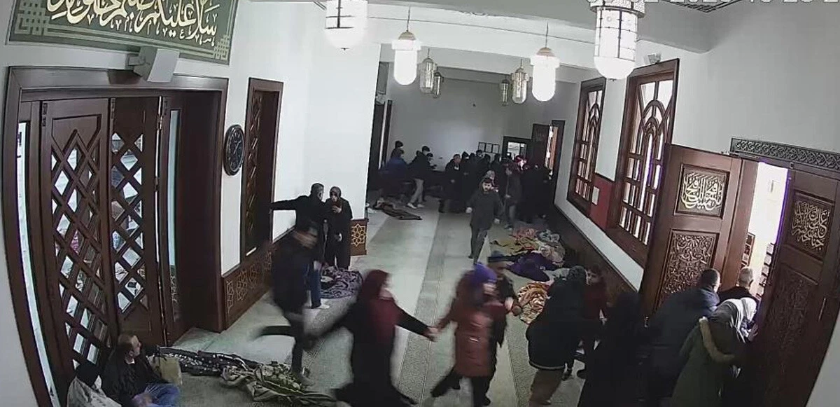 Panik ve korku bir arada! Deprem anının yeni görüntüleri cami kamerasında