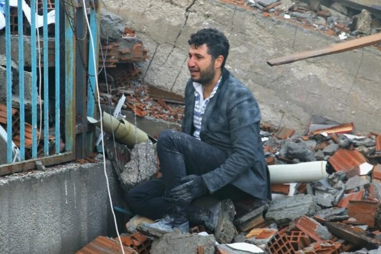 Depremzedelerin psikolojileri enkaz altında kaldı! Dünya basını ciddi travmalara dikkat çekti