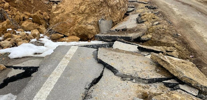 Depremin merkez üssünde yer, yer değiştirdi: Yolda kabarıklar oluştu, ağaçlar kökünden söküldü