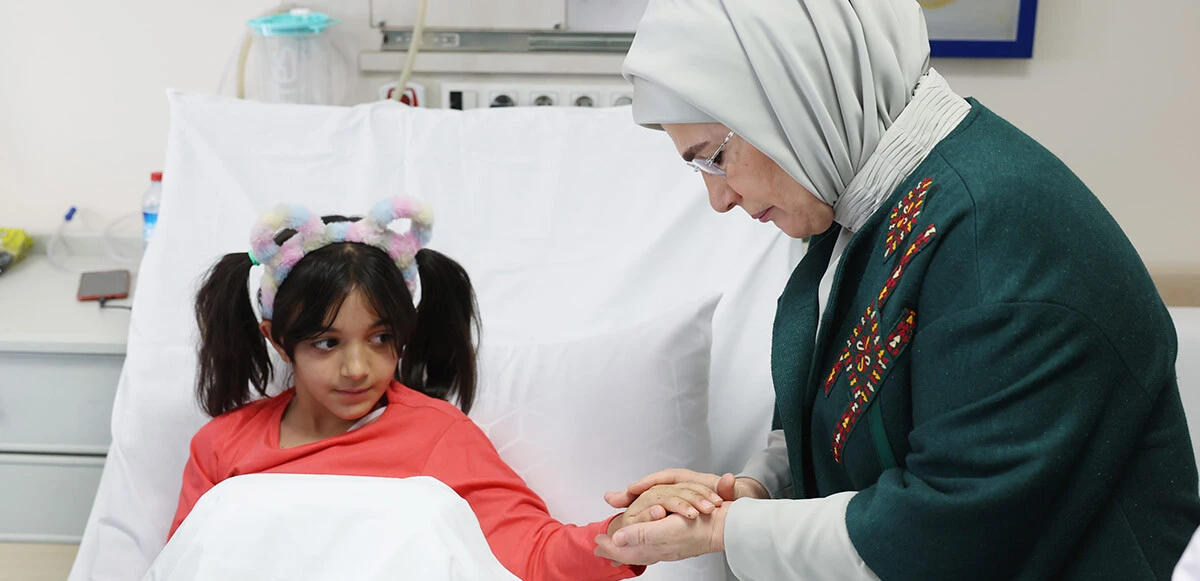 Cumhurbaşkanı Erdoğan'dan enkazdan 248. saatte kurtarılan Aleyna Ölmez'e ziyaret