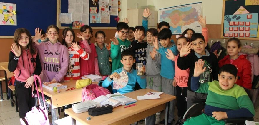 Minik Özcan biriktirdiği parayı depremzedelere bağışladı: 'Allah bana daha fazlasını verir'