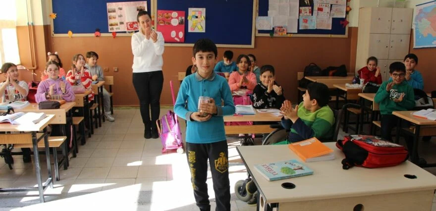 Minik Özcan biriktirdiği parayı depremzedelere bağışladı: 'Allah bana daha fazlasını verir'