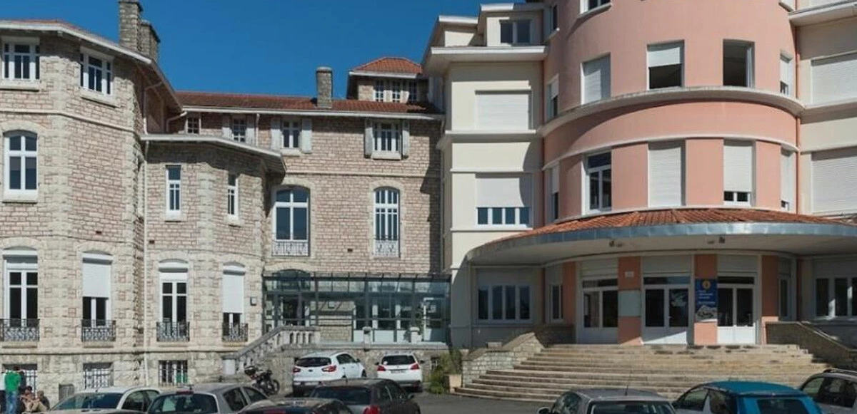 Ders ortasında öğretmenini bıçaklayarak katletti, sınıftaki öğrenciler dehşeti yaşadı: Ele geçirildim, sesler talimat verdi